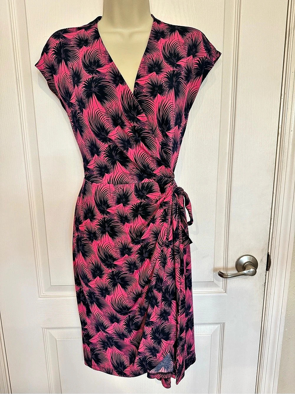 Maggy London Palm Leaf Print Faux Wrap Midi Dress Pink & Navy Size 4 Worn Once